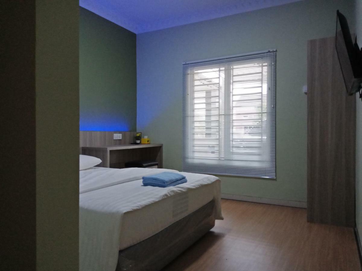 Отель Sleeprest @ Golden Prima Batam Экстерьер фото